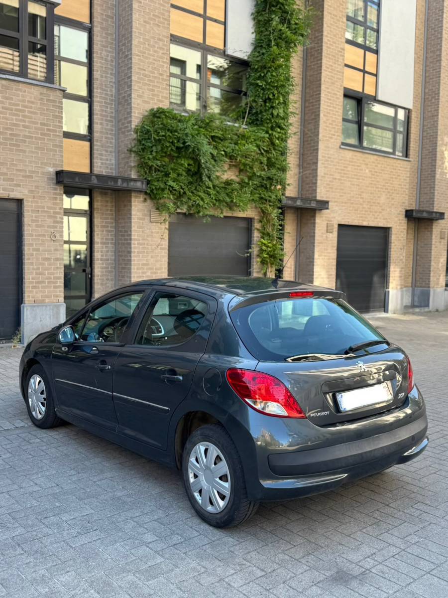 Peugeot 207 photo 2